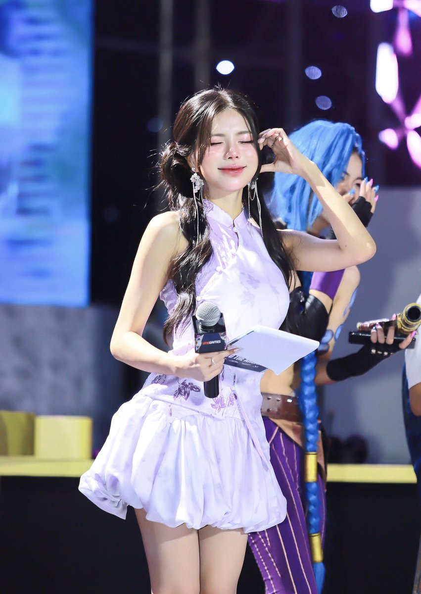 RealMaidora's tweet photo. MC of Arcane 
Long time no see guysss https://t.co/eqBe2ugPVB
