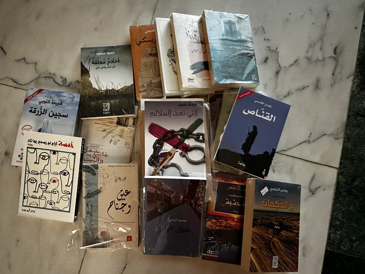 Hanan2610's tweet photo. @Qalmaerifa استلمت شحنتي من مكتبة قراءالمعرفة بعد ان تشرفت بزيارتها مع مجموعة من سيدات نادي @PAGES2005 في رحلة إقرأ عمان . وقوبلنا  بمنتهى الحفاوة من قبل الأستاذ ابراهيم وعائلته الكريمة https://t.co/GPx2aMdJFs
