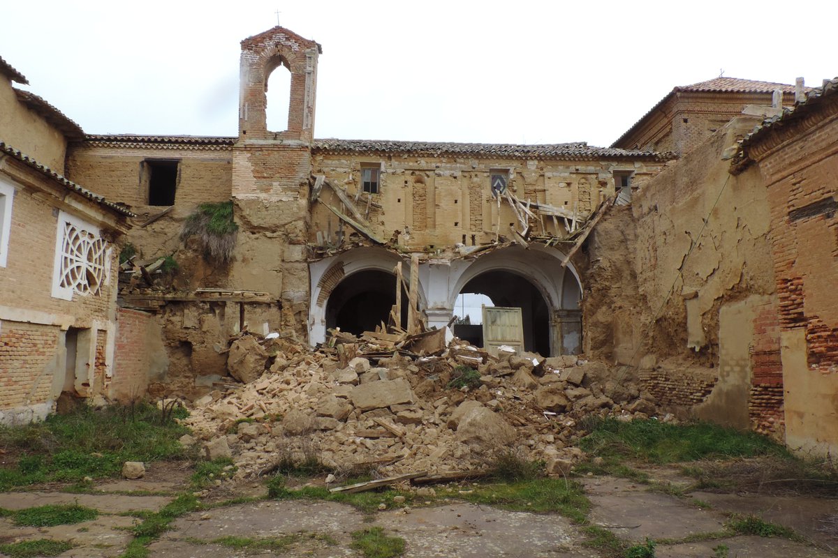 GiovanniOlcese's tweet photo. 🖤Ayer se derrumbó parte de la Iglesia del Convento de San Bernardino, Cuenca de Campos.
🔴La @FRehabitar estaba precisamente redactando el proyecto para consolidar las naves de la iglesia, sin ninguna ayuda.
👉El patrimonio está olvidado y castilla se derrumba pero seguimos. 👇 https://t.co/Vklz2jx9L9