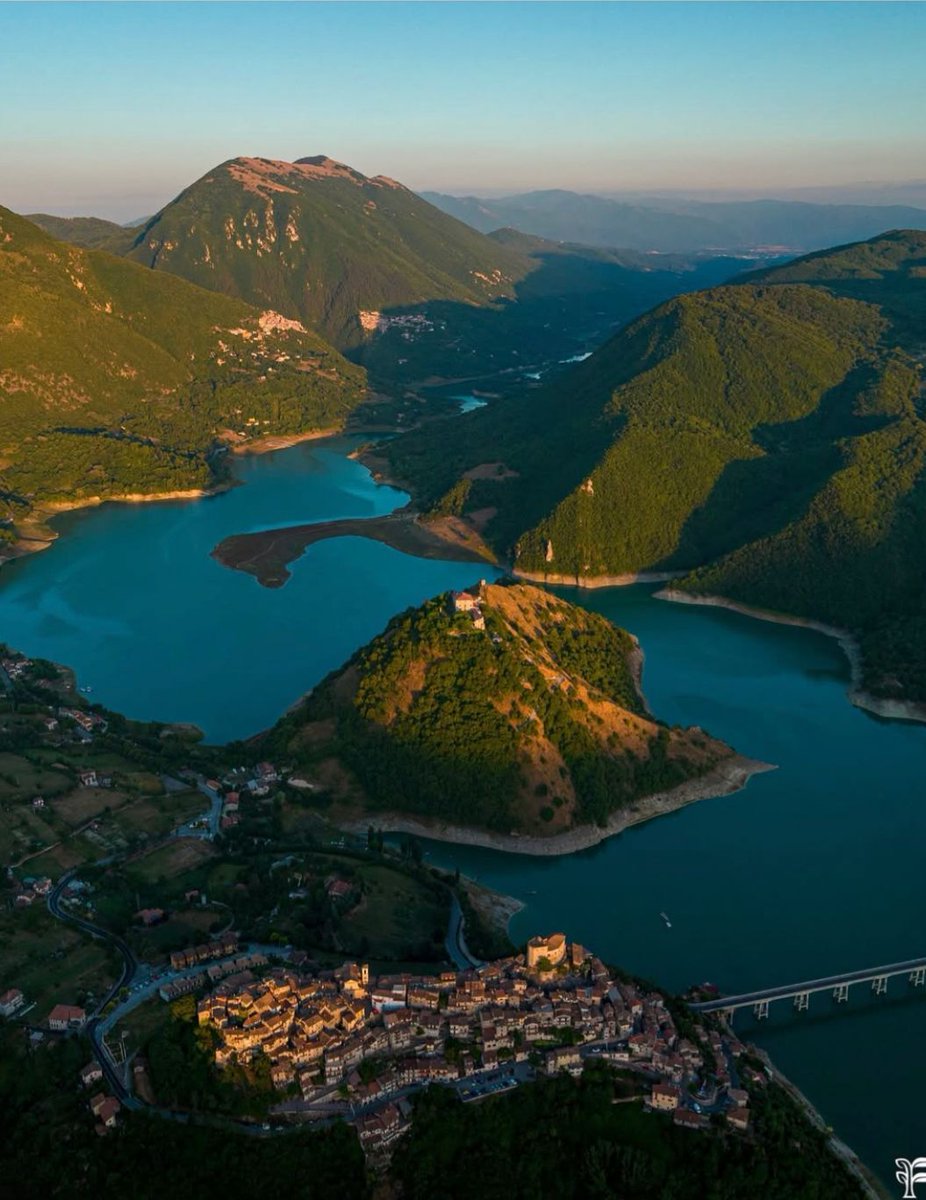 visit_lazio's tweet photo. #CastelDiTora in provincia di #Rieti. Un piccolo gioiello nel cuore della Riserva Naturale #MonteNavegna e #MonteCervia affacciato sul #LagoDelTurano
📷 Ig kaiserfernando
#VisitLazio #LazioIsMe #LazioEternaScoperta https://t.co/CHad26CGWq