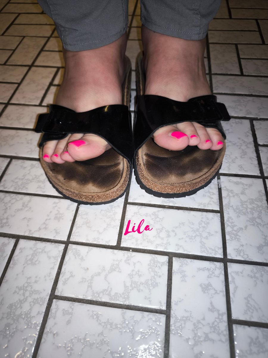 Na läuft dir schon die Spucke im Mund zusammen? 🤤

#feetlover #fetisch #fetish #feet #footfetish #foot #fuss #fussfetisch #footlovers #göttin #loser #goddess #zahlschwein #socks #feets #feetfetish #sockslover #socken #smellysocks #socksgirl #footprint #socks