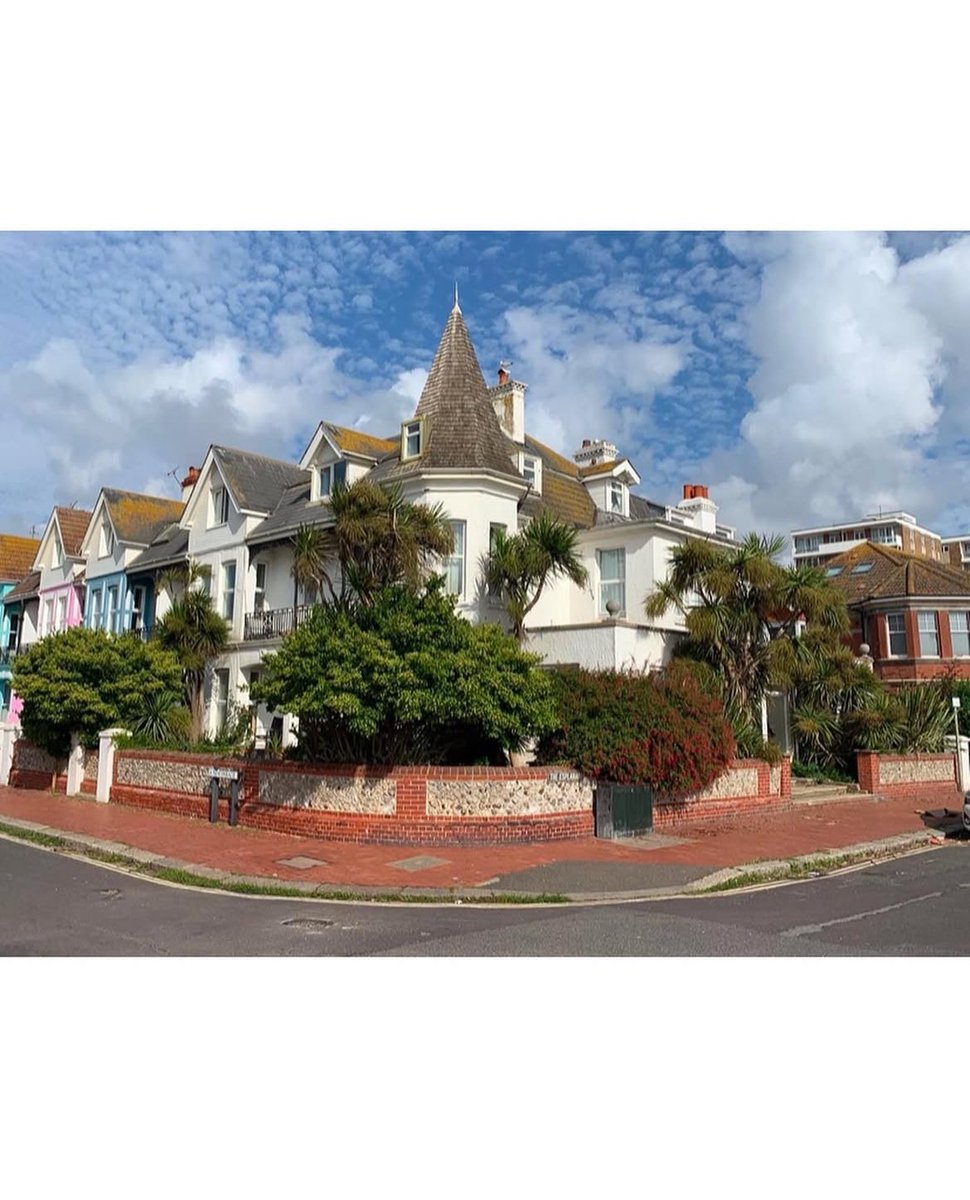 One of my favourite
watercolour paintings of a corner building on Worthing sea front, this was one of those that just seemed to work from the start. It was a pleasure to work on the perspective and just get the drawing right, drawing is such a pleasure!!!
Hope you like it