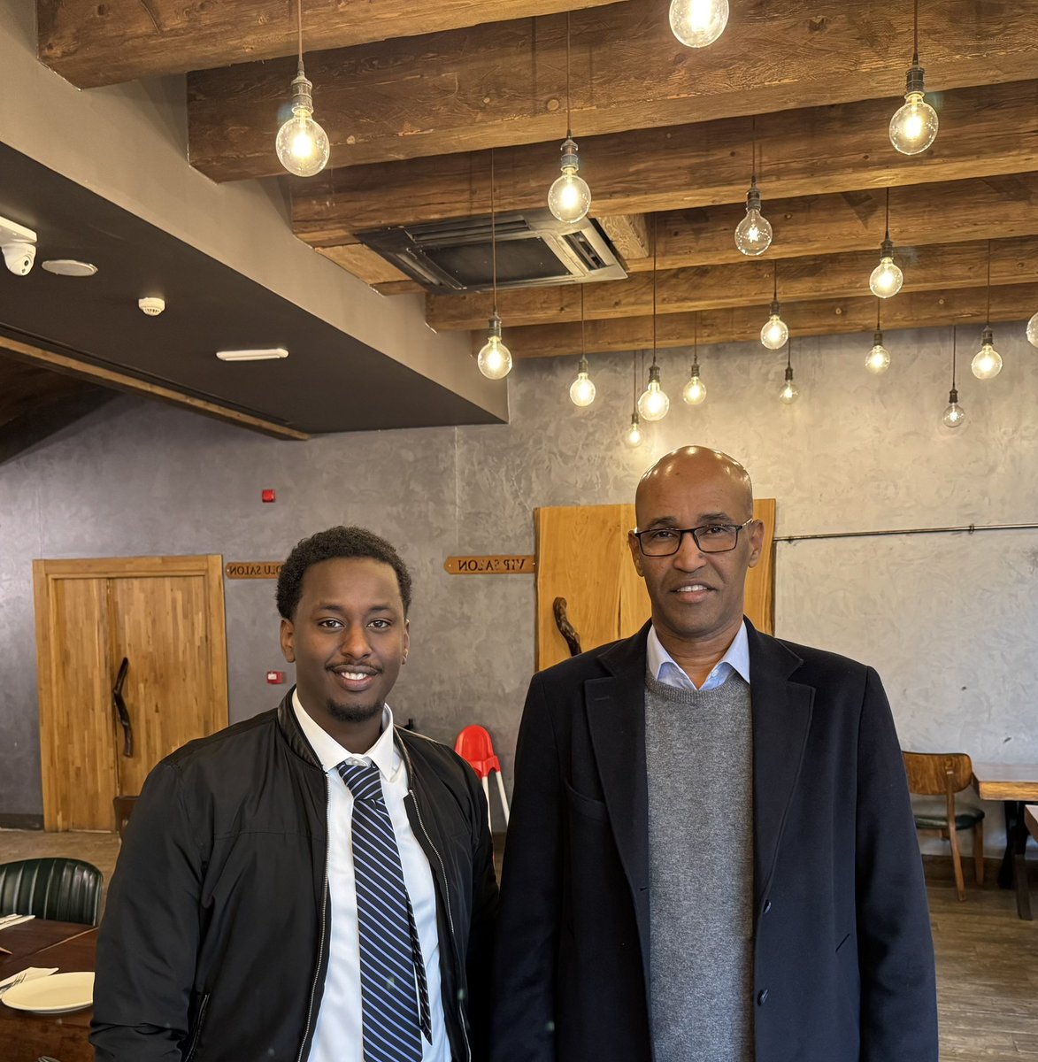 Fiqi_OmarM's tweet photo. Had an insightful exchange over lunch with Somalia’s Ambassador to Turkey, @Fathudin_Ospite . Grateful for the engaging conversation and shared perspectives. https://t.co/SKWW6VzTRV