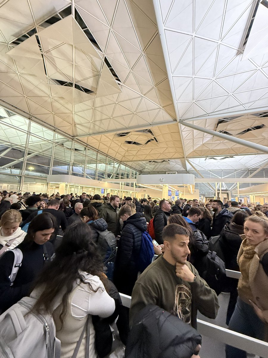 Dnql_'s tweet photo. @STN_Airport  what the fuck🤦🏻‍♂️🤦🏻‍♂️ https://t.co/5mDREBdAvF