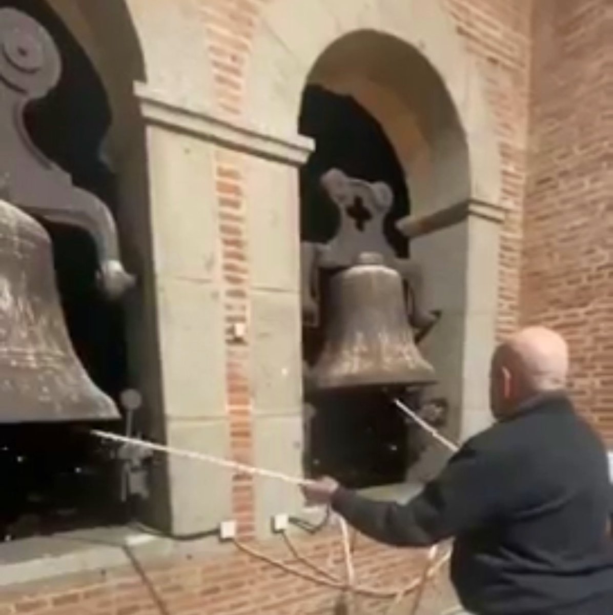 CAMPANEROS DE EXTREMADURA. Nuestros Campaneros: ALFONSO MEJÍAS MARTÍNEZ aprendió durante su juventud el  repique de campanas festivo que se transmitió de generación en generación. Iglesia de San Martín de La Zarza (Badajoz) <a href="/ArchiMridaBadaj/">Archi Mérida-Badajoz</a> 

+Info: facebook.com/share/1ACxuGfG…