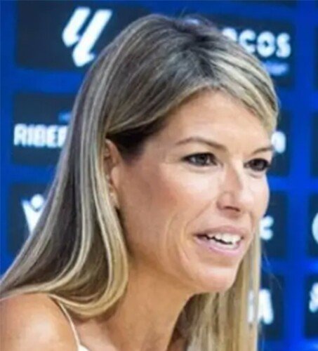 -Queda alguien que siga llamando periodista a la tipa esta, que lleva meses escondida para no contar lo que hacía #Mazón mientras se ahogaban los valencianos, valencianas y valencianes?
-Cuanto cobrará por estar callada?
-Donde estará? 
#MazonDimisión #MazónCriminal