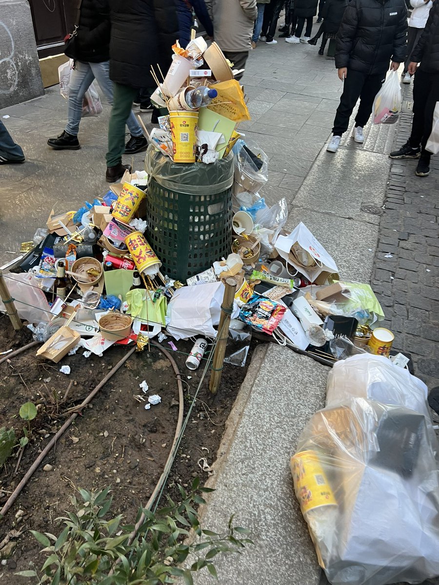 #milano oggi in via paolo sarpi causa l’afflusso di persone per il #capodanno cinese. Ed era cosiM ogni dieci metri 
Razzisti di merda chiudetevi nei vostri cessi
#roccaraso #napoli #napoletani