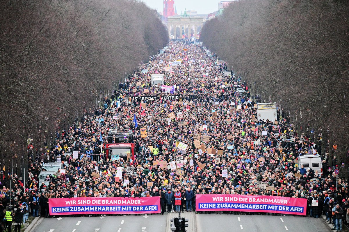 Niemals mit den extremen Rechten. Wir halten dagegen. 

Mit dieser Botschaft von hunderttausenden Bürgerinnen und Bürgern überall im Land bin ich sehr einverstanden. Sie gilt auch für mich.