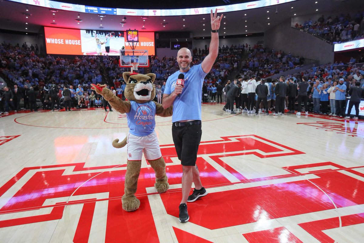Good to be back ❤️⚪️❤️
.
.
#GoCoogs 
.
📸: Stephen Pinchback