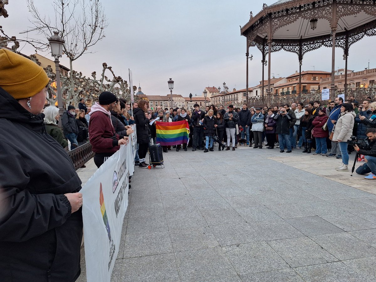 Hoy hemos salido a la calle junto a <a href="/AlcalaEntiende/">Alcalá Entiende</a>, <a href="/CS13Rosas/">Centro Social 13 Rosas</a> y muchas más personas. Contra los discursos de odio, la organización colectiva. Gracias Yulia y Carlos por vuestra valentía. Ni un paso atrás frente a quienes quieren hacernos retroceder.
