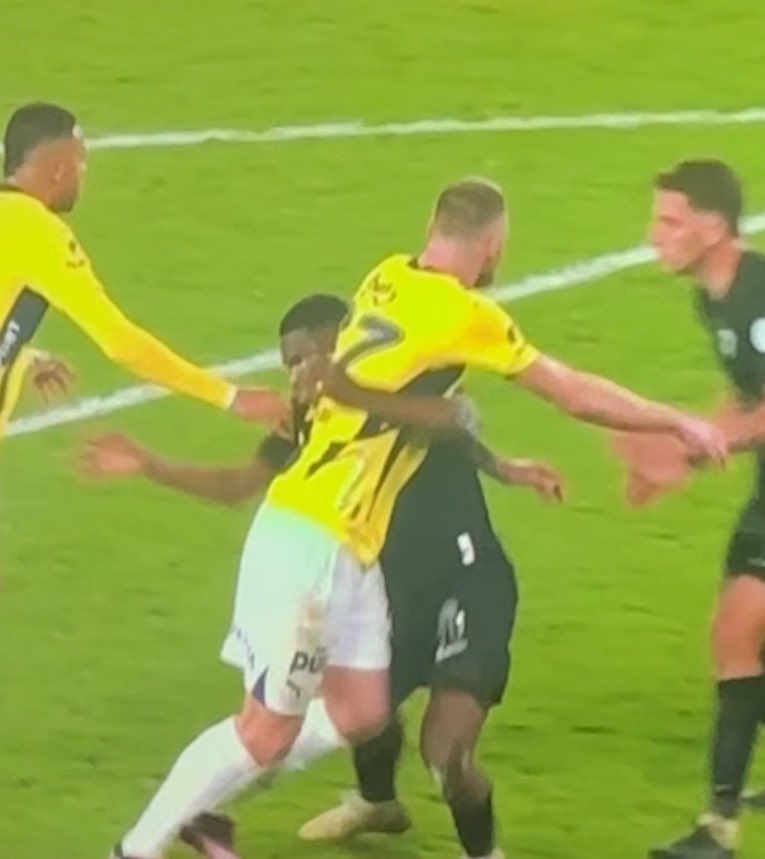 Fırat Aydınus: "Fenerbahçe’nin penaltı pozisyonunda Olawoyin, Skriniar’a belinden sarılarak 10 kusurlu hareketten birini yapıyor. Oyuncu topa hiç bakmıyor, tamamen rakibini engellemeye çalışıyor. Pozisyon penaltı.
Topsuz alanda olduğu için kurala göre pozisyon sarı kart."