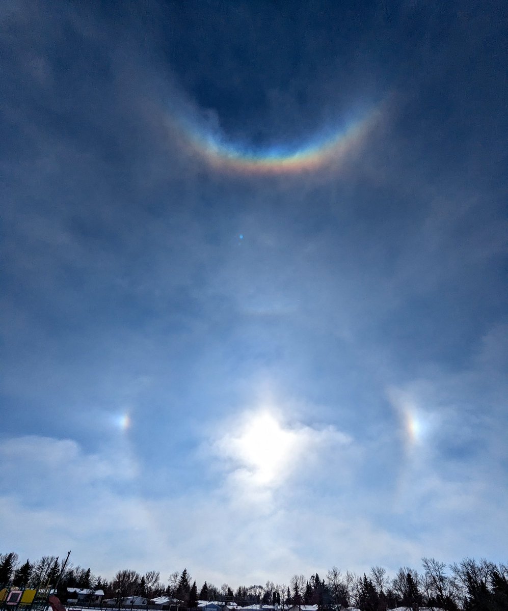 Spothe's tweet photo. I have never in my life experienced such a vibrant circumhorizontal arc!!!! #sundogs #sunoptics #Winnipeg https://t.co/C5BNrXdhdS