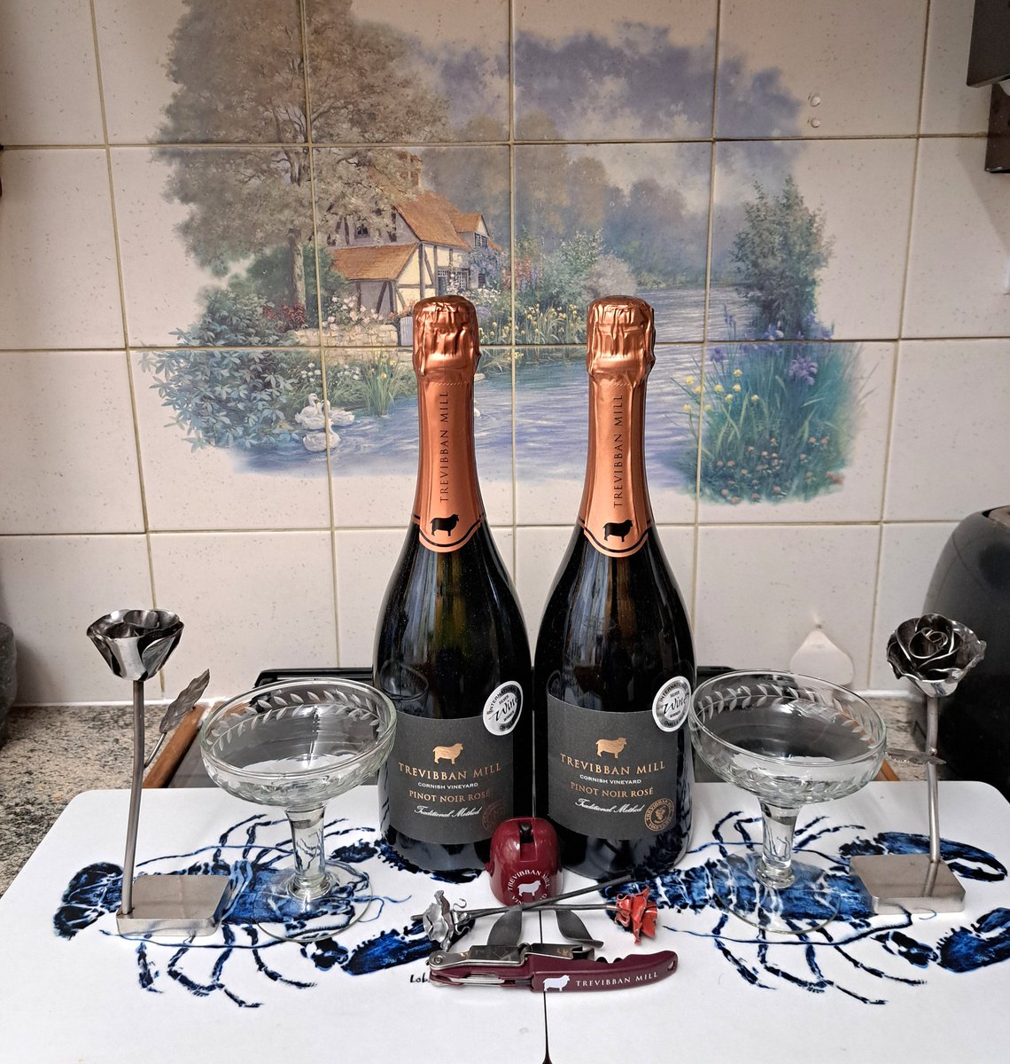 Two bottles of #Cornwalls gems arrived today from the outstanding <a href="/TrevibbanMill/">Trevibban Mill</a> award winning *Pinot Noir Rose* happy wife 🍾🥂❤️👍