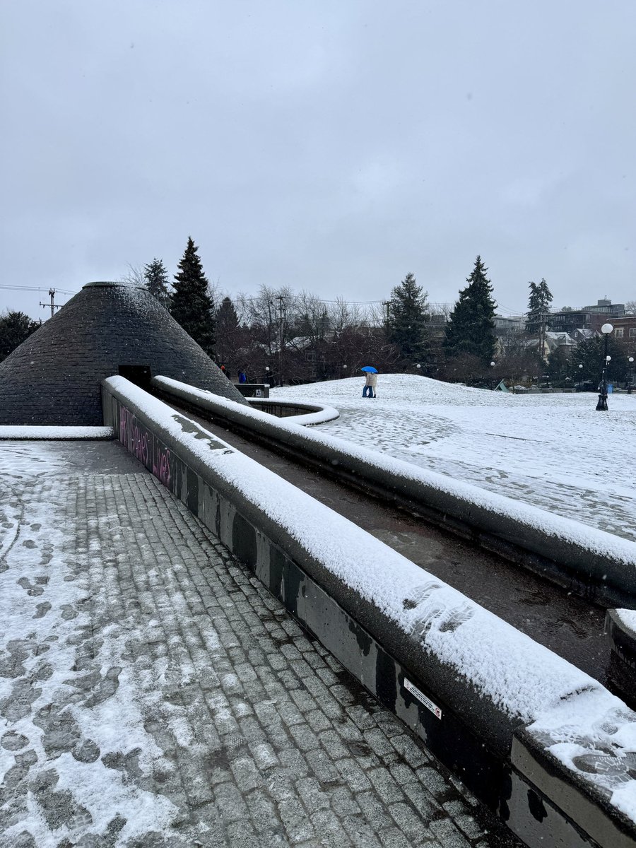 ❄️ Visited Capitol Hill to see how snow is accumulating in one of our higher-altitude communities 
⚽️ 🐕 
SDOT plow crews circulating the city working 12hr shifts. We have round-the-clock coverage in place