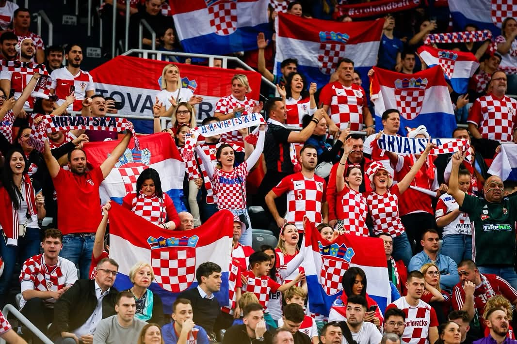 Hrvatska je u ovom trenutku: 

- prvak svijeta u vaterpolu 🥇
- doprvak svijeta u rukometu 🥈
- treća na svijetu u nogometu 🥉 

Ni jedna od preostale 194 zemlje svijeta nema medalju sa zadnjeg SP u sva tri spomenuta momčadska sporta. 

Hrvatska je svjetsko sportsko čudo. 👊🇭🇷