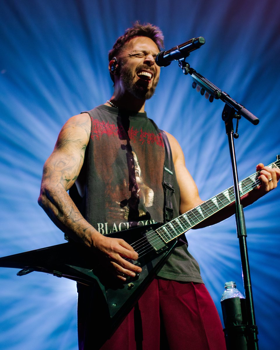 danievansmedia's tweet image. Last night was a milestone I’ll never forget—not only was it my first arena show, but I had the absolute honor of photographing one of the biggest bands that shaped my teenage years.o2 london

Check out the gallery and my review below:
shorturl.at/3qGSi

©️ Dani Evans 📸