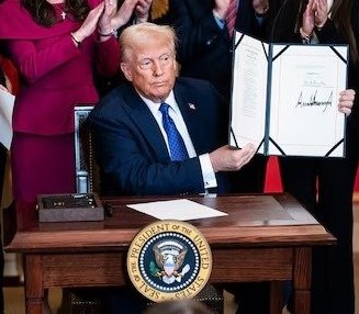 ما توعدوا الناس‼️ لازم تغيير النظام‼️
بعشرة ايام اتخذ الرئيس ترامب 45 executive orders، فضلاً عن عشرات القرارات الأخرى.
بينما بلبنان "راوح مكانك"!
ليش؟
لأنو دستور لبنان تغير سنة ١٩٩١ ومن وقتها "ضاعت" الصلاحيات! ودخلنا حكم Mafia state
الحل الوحيد: لامركزية مالية موسعة بصلاحيات