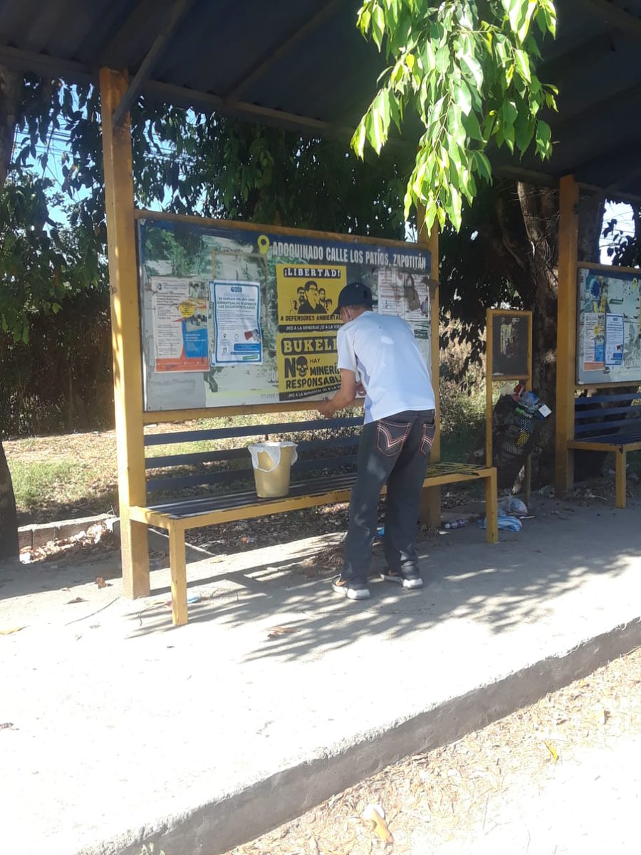 #Nacionales En Ciudad Arce, La Libertad, también participan en la “Mega Pegatóncontra” la minería metálica impulsada por <a href="/rev_mov/">Reverdes</a>.