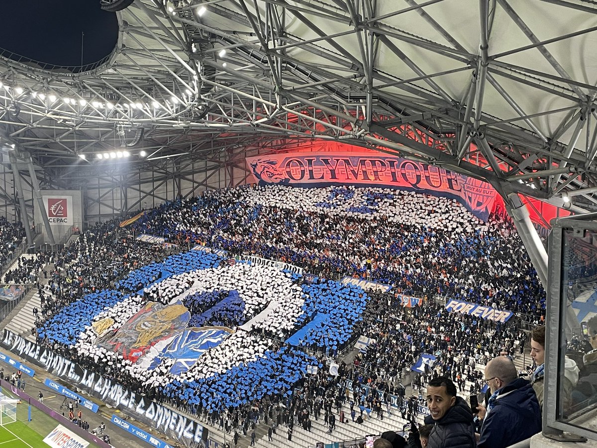 Le Vélodrome a sorti ses plus belles couleurs ce soir 🤩💙🤍

📸 <a href="/Dorian_Bonzom/">Dorian</a>
