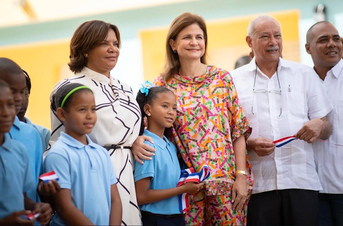 EducacionRDo's tweet photo. ¡Una escuela equipada para elevar la calidad educativa!🙌👏

Hoy en #Bayaguana, Monte Plata, la vicepresidenta de República, @RaquelPenaVice, entregó la Escuela Básica General Gaspar Polanco, que beneficiará a 490 estudiantes.

Con este nuevo centro educativo los niños de esta comunidad y de zonas aledañas podrán recibir el pan de la enseñanza en un espacio bonito y acogedor.