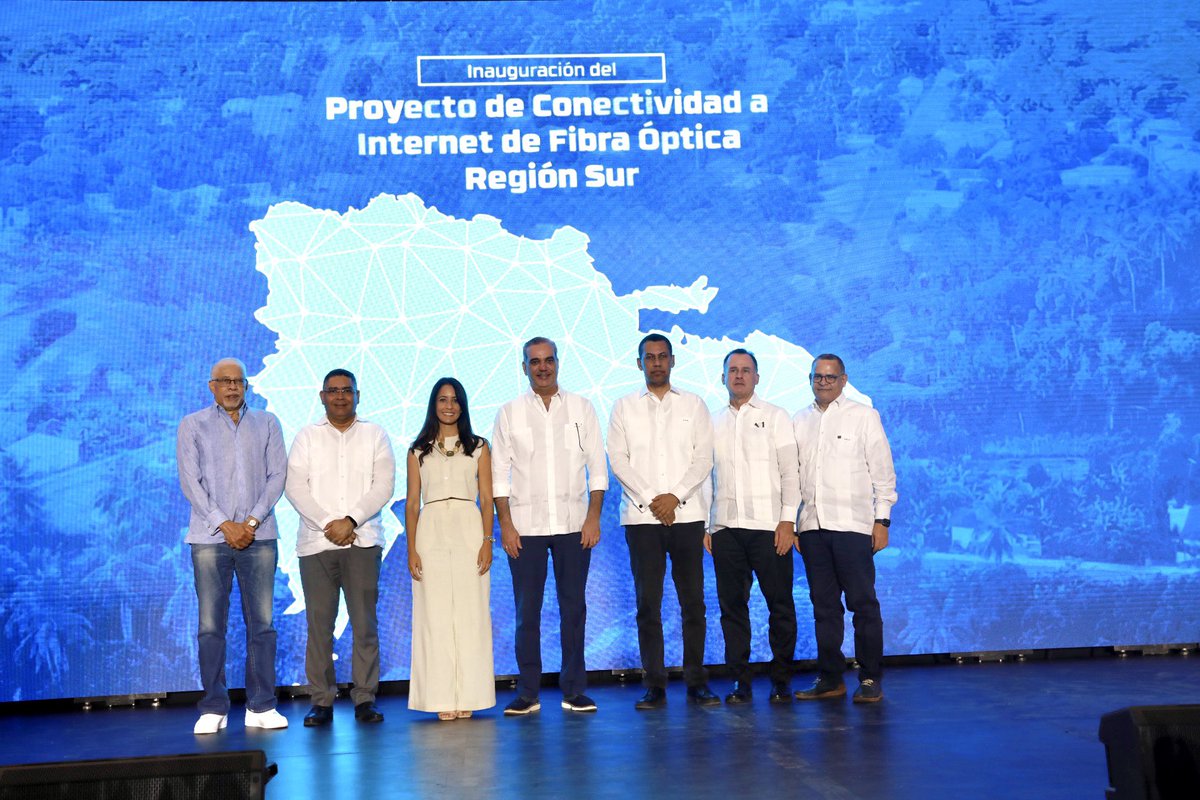 IndotelRD's tweet photo. Con la presencia del presidente de RD, las autoridades del INDOTEL y del BID, seguimos trabajando por un futuro digital más inclusivo y equitativo. ¡El Sur está conectado! #ConectandoElSur https://t.co/JpzEDZfEwq