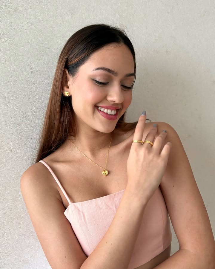 Elegant in pink with a touch of gold 💗