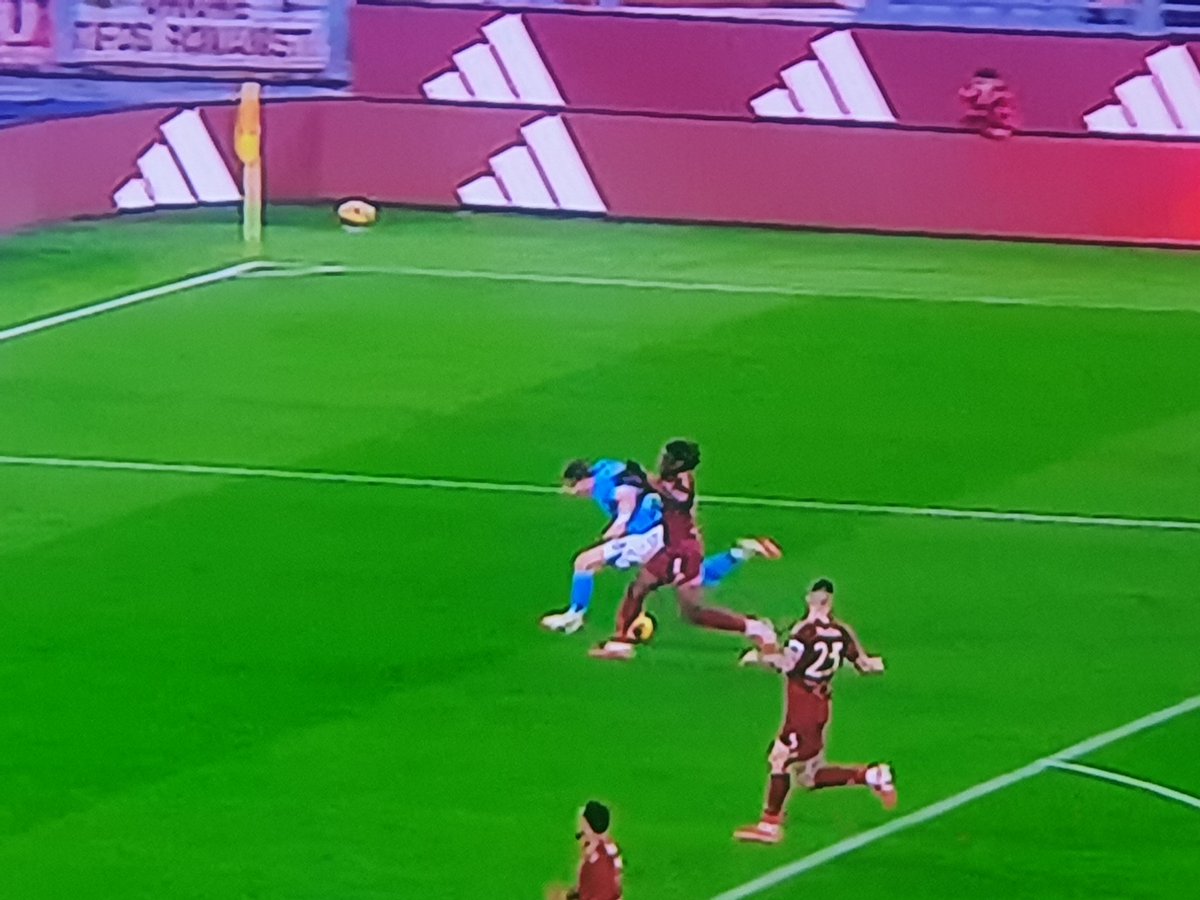 WarmenBent's tweet image. Era rigore anche su #McTominay dopo quello negato a #Politano. Stasera il #Napoli ha 12 giocatori contro. È tosta

#ForzaNapoliSempre #RomaNapoli