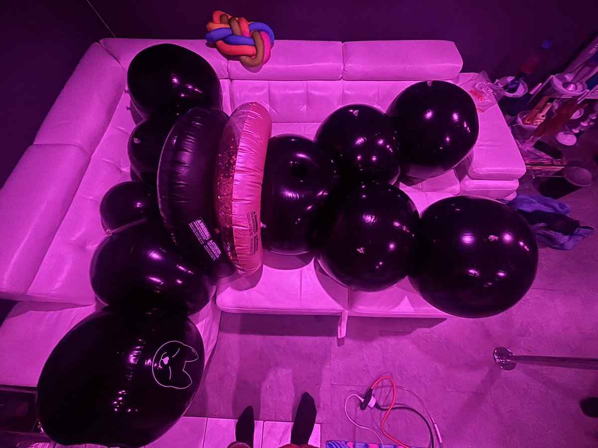 _hazzy1_'s tweet image. I present to you Michelin man on steroids. 😝