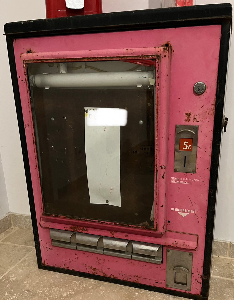 DugayJean47's tweet image. Quand je range le hangar à la maison, je redécouvre des trésors comme ces 2 distributeurs forains (tirettes). 
Un 24 tiroirs et un 4 tiroirs avec monnayeurs en Franc. 
#generation80 #vintage #nostalgie #feteforaine #brocante #plaisirdoffrir #forain  #manege #collectionneurs