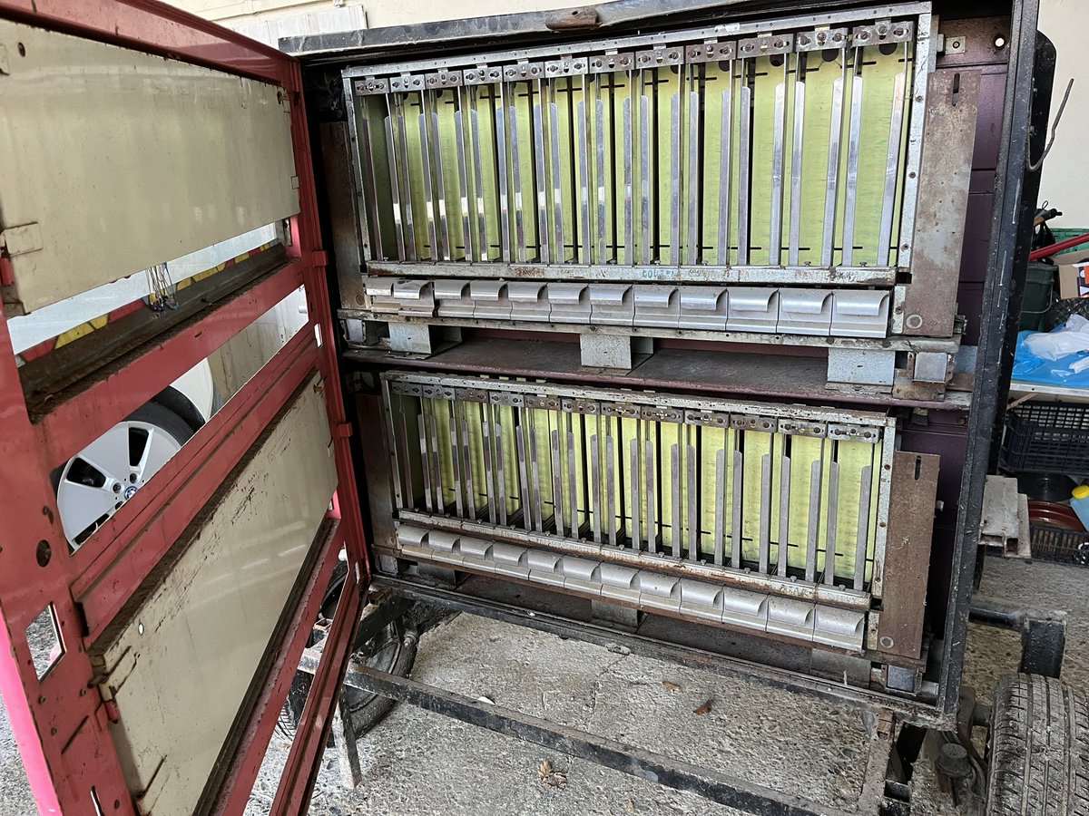 DugayJean47's tweet image. Quand je range le hangar à la maison, je redécouvre des trésors comme ces 2 distributeurs forains (tirettes). 
Un 24 tiroirs et un 4 tiroirs avec monnayeurs en Franc. 
#generation80 #vintage #nostalgie #feteforaine #brocante #plaisirdoffrir #forain  #manege #collectionneurs