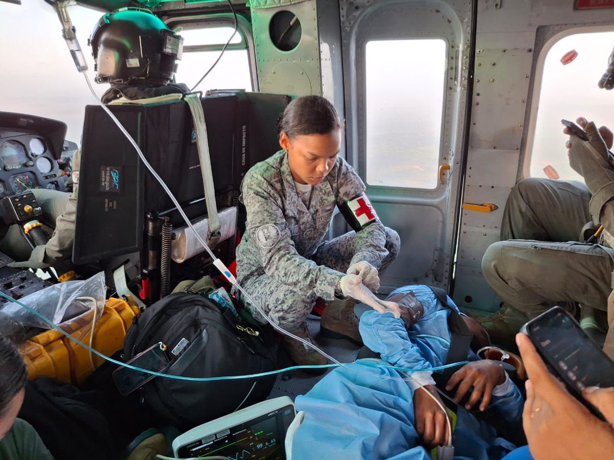 FuerzaAereaCol's tweet photo. Mujer indígena Wayúu en estado de embarazo fue trasladada desde el municipio de #Nazareth hasta #Maicao en #LaGuajira por su #FuerzaAeroespacial🇨🇴 para atención médica especializada.

➡️ https://t.co/2G39XSmb31

#CACOM3
#CNRP
#ProtegemosLaVida
#SiempreFirmes https://t.co/ASFD5lSi02
