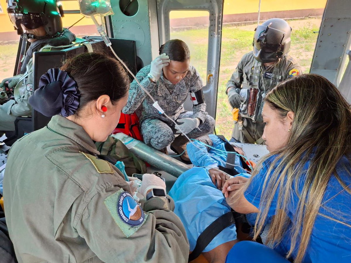 FuerzaAereaCol's tweet photo. Mujer indígena Wayúu en estado de embarazo fue trasladada desde el municipio de #Nazareth hasta #Maicao en #LaGuajira por su #FuerzaAeroespacial🇨🇴 para atención médica especializada.

➡️ https://t.co/2G39XSmb31

#CACOM3
#CNRP
#ProtegemosLaVida
#SiempreFirmes https://t.co/ASFD5lSi02