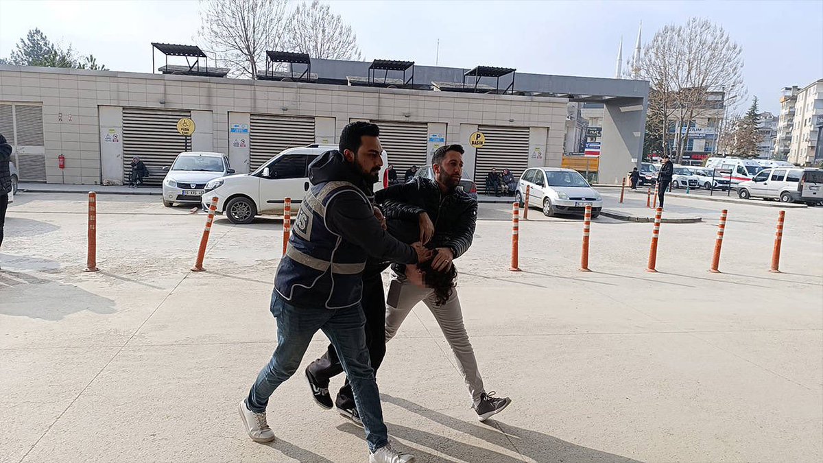 Zorbalık yine yanlarına kâr kaldı!

Bursa’nın İnegöl ilçesinde 20 yaşındaki bir genci zorla alıkoyup, istedikleri parayı vermemesi üzerine darbeden ve ardından gencin ailesinden 30 bin TL isteyen 3 şüpheli, gencin annesini de tehdit etti.

Ailenin şikayeti üzerine harekete geçen