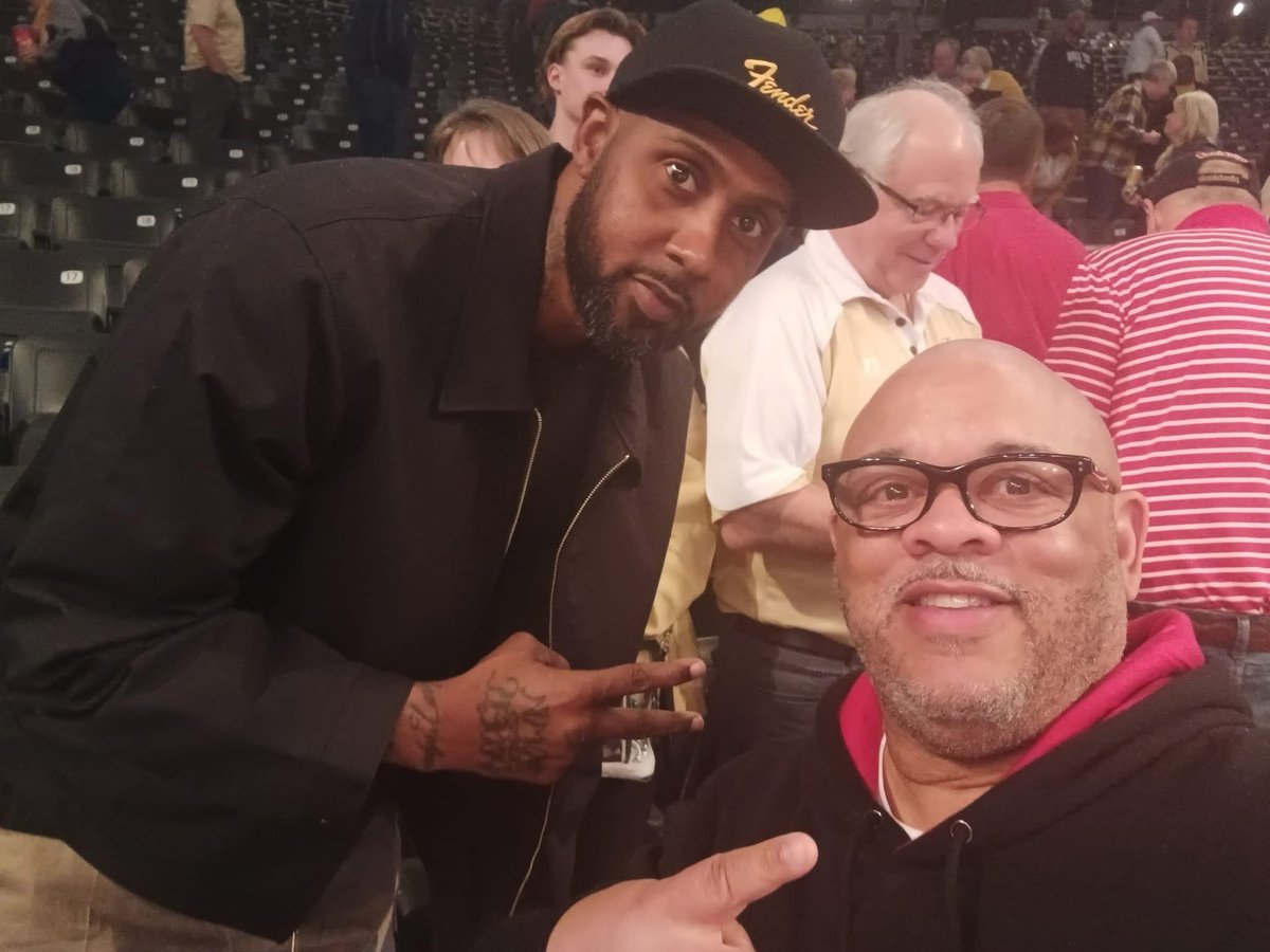 KYFUTURESTARS's tweet photo. Enjoyed chopping in up with St.Louis legend and 14yr NBA great Larry Hughes! I told him he is now an official member of the #HughesTeam  🏀 🏀 @LHbballacademy https://t.co/p7chxwu4KL