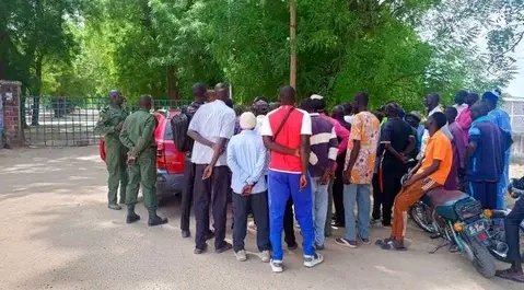 EchosTaibotak's tweet photo. 🚨🇨🇲 #Yagoua :GRÈVE À LA #SEMRY ‼️
Six mois sans salaire, les employés ont barricadé l'entrée ce lundi 17 février...
Un seul mot d'ordre : "payement intégral des salaires, sinon, personne n'entre, personne ne sort''
HEBDOS https://t.co/wyBnfLplXJ