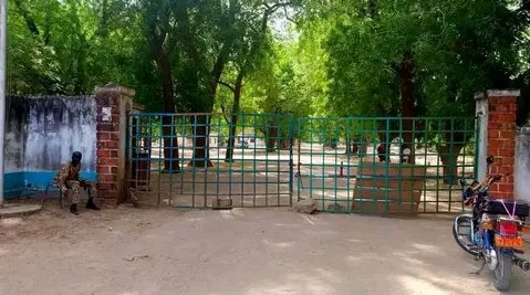 EchosTaibotak's tweet photo. 🚨🇨🇲 #Yagoua :GRÈVE À LA #SEMRY ‼️
Six mois sans salaire, les employés ont barricadé l'entrée ce lundi 17 février...
Un seul mot d'ordre : "payement intégral des salaires, sinon, personne n'entre, personne ne sort''
HEBDOS https://t.co/wyBnfLplXJ