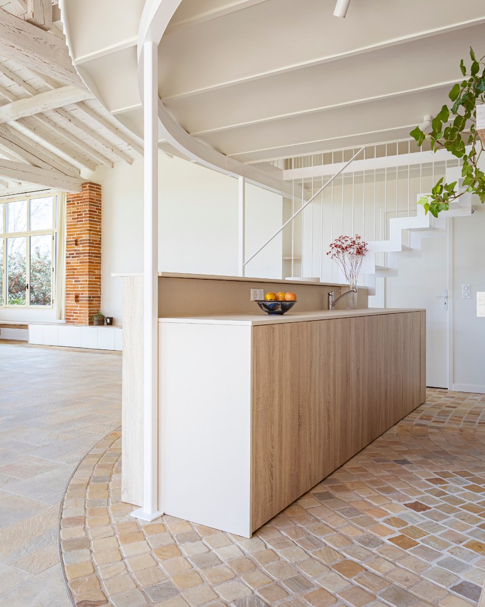 EMEDEC_com's tweet photo. Este proyecto de AgenceOlivia Dubus transforma un antiguo granero en un espacio lleno de luz y calidez gracias a la combinación de materiales naturales y diseño contemporáneo 🌿☀️
Diseño utilizado: H1145 ST10 Roble Bardolino natural
#Tableros #Melamina #HPL #EGGER #Tendencias https://t.co/sfVEskD4TC