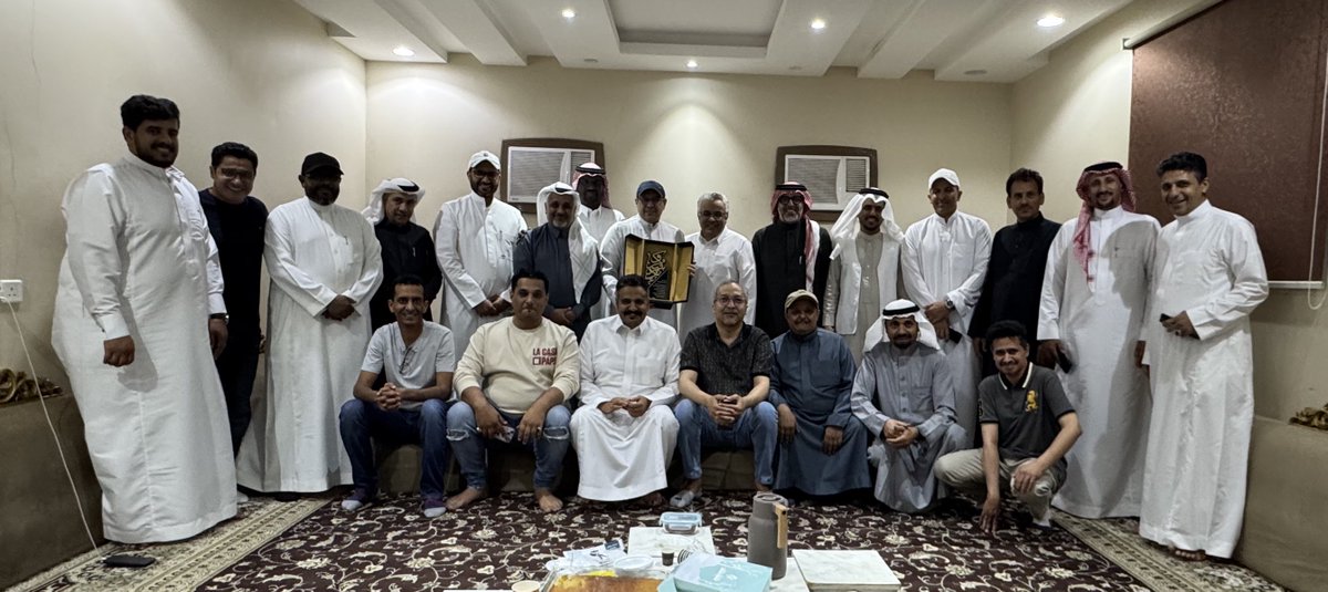 alasmari's tweet photo. كان لنا الشرف الكبير باجتماع الأحبة إعلاميو جدة وتكريم الزميل الاستاذ حسن الطالعي بعد مسيرة قاربت الـ 40 عاما في المجال الإعلامي ، نتمنى لأبو تركي في مسيرته القادمة أن يواصل توهجه وإبداعه كما عهدناه . 
@altaley 
@massaaed
@aluthman6 https://t.co/CTdWQnZXOC