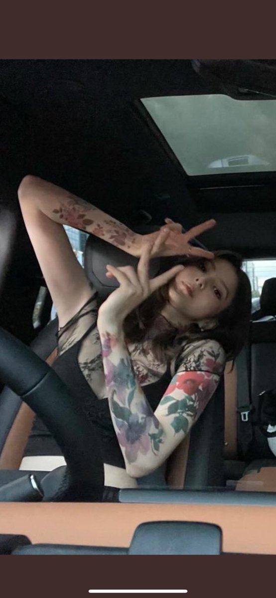 I'm getting worse at responding to mentions, how did this happen? Everyone responds so quickly, sorry to keep you waiting. 😔🤍 So other than that, how's everyone? I'm really hungry so I'm going to eat.