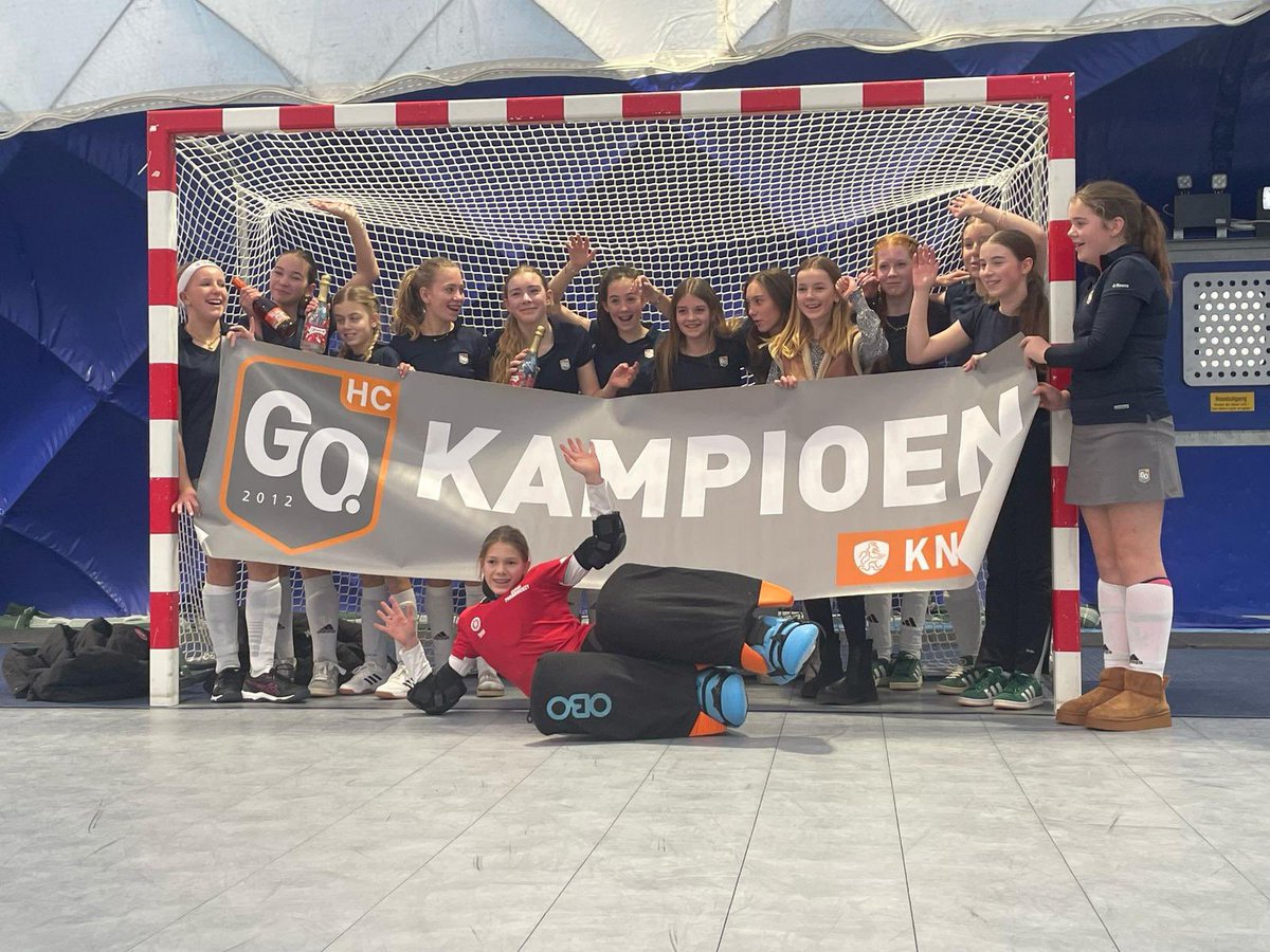 HCGO2012's tweet image. 🧡 HCGO MO14 kampioen!
HCGO MO14 bekroonde vanmiddag met 2 klinkende zeges een fantastisch zaalseizoen. Met een 3-1 overwinning in en tegen Berkel en een 5-2 zege tegen Derby uit Zwijndrecht werden de HCGO meiden onbetwist kampioen!!!