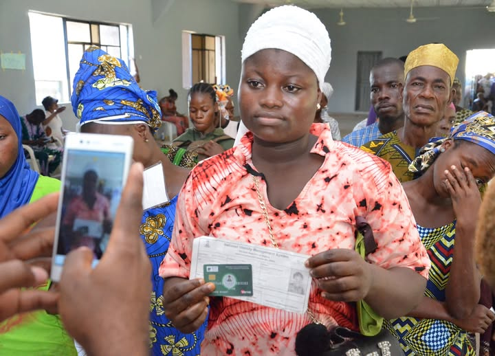 magikshix's tweet photo. @HUPcct Debit card collection and activation by a Renewed Hope Direct Benefit Transfer Programme beneficiary using her National Identification Number (NIN) at Elega Community, Abeokuta North Local Government Area in Ogun State.
...more beta don come https://t.co/B6obtoVLrL
