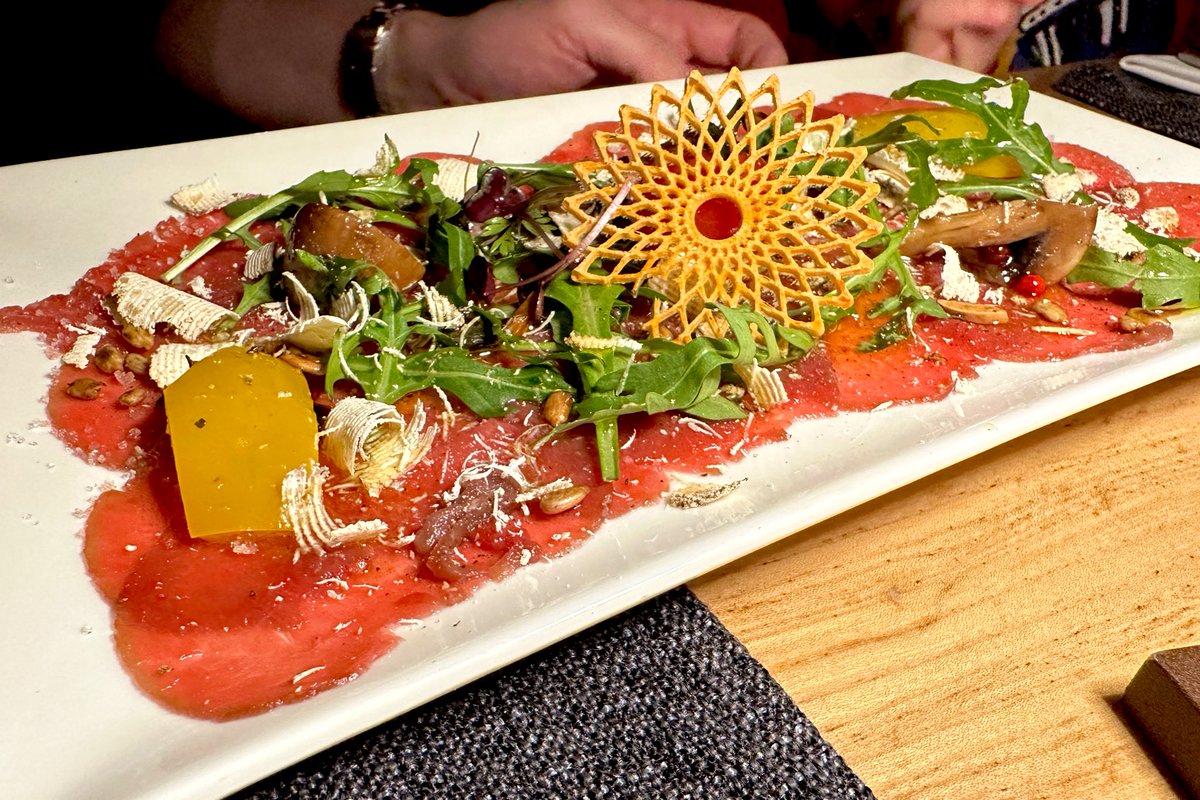 鹿肉のカルパッチョ、トリュフ風味

なんじゃこれ美味しすぎる！

秒でなくなった
