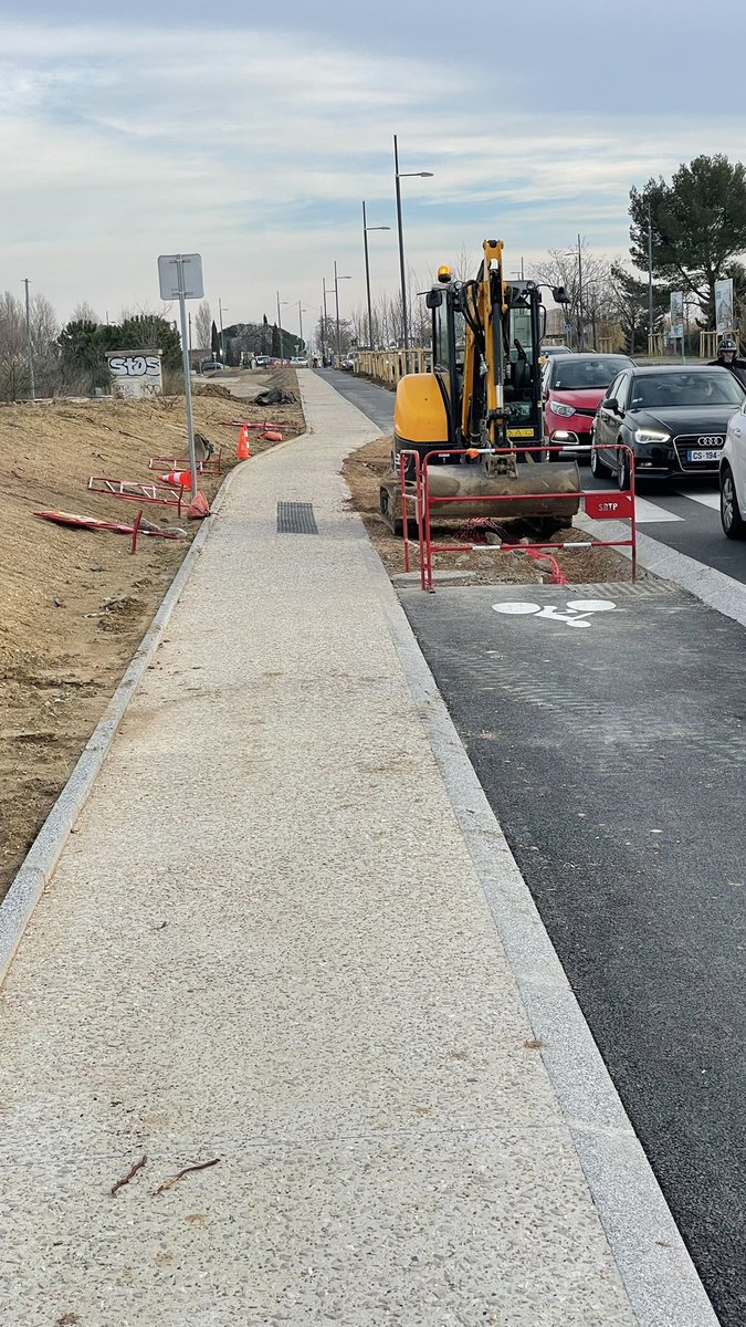 Regis fait des travaux 🚧 et éventre la nouvelle piste cyclable billard pour ajuster un tuyau 🤷🏼‍♂️ 
<a href="/VelociteMtp/">Vélocité Montpellier</a> <a href="/MDelafosse/">Michaël Delafosse - Maire de Montpellier</a> <a href="/Montpellier3m/">Montpellier Métropole</a>