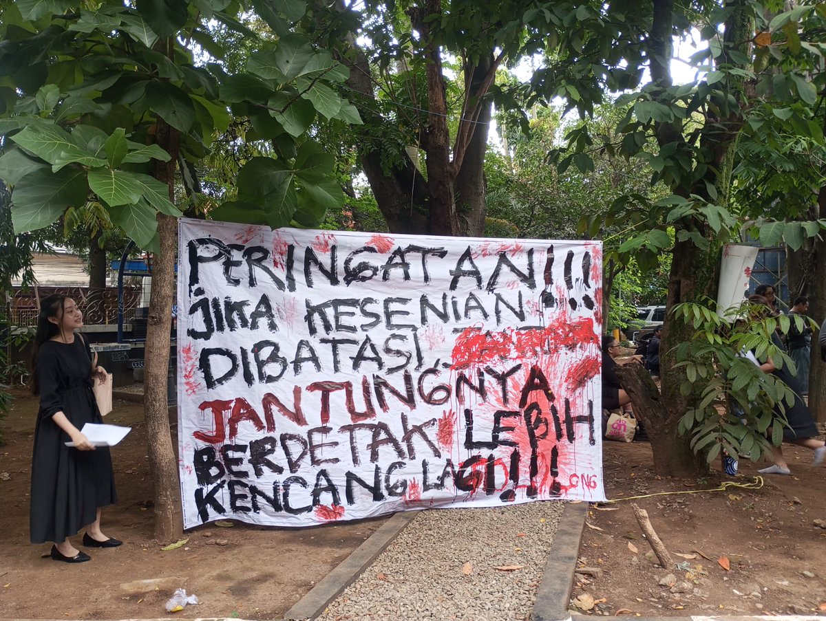 AJI Bandung (@ajibdg) on Twitter photo Kami mengecam pelarangan pertunjukan Teater Payung Hitam "Wawancara dengan Mulyono" pada 15-16 Februari 2025 oleh Institut Seni Budaya Indonesia (ISBI) Bandung. Tindakan demikian patut dipandang sebagai bentuk arogansi yang menjegal kebebasan berekspresi. <a href="/AJIIndonesia/">AJI Indonesia</a> Kami mengecam pelarangan pertunjukan Teater Payung Hitam "Wawancara dengan Mulyono" pada 15-16 Februari 2025 oleh Institut Seni Budaya Indonesia (ISBI) Bandung. Tindakan demikian patut dipandang sebagai bentuk arogansi yang menjegal kebebasan berekspresi. <a href="/AJIIndonesia/">AJI Indonesia</a>