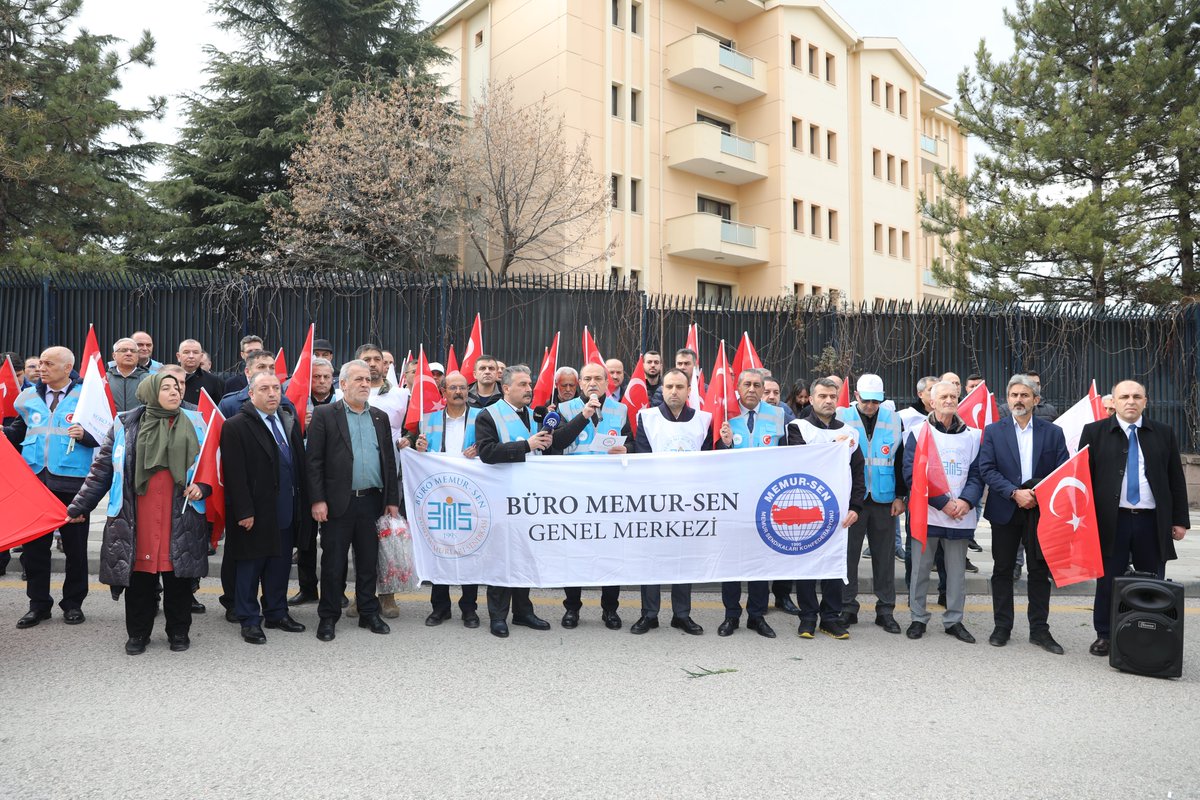 BuroMemurSen_'s tweet photo. ALÇAK SALDIRININ 9. YIL DÖNÜMÜNDE
MERASİM SOKAK’TA📍
ŞEHİTLERİMİZİ ANDIK

17 Şubat 2016’da askeri servis araçların geçişi sırasında PKK terör örgütü tarafından bombalı terör eylemi gerçekleştirilmiş, hain saldırı sonucunda 29 vatandaşımız şehit düşmüş, 75 vatandaşımız da yaralanmıştı.

Genel Başkanımız Yusuf Yazgan, alçak terör saldırısının 9. yıl dönümünde Merasim Sokak'ta açıklamada bulundu. Daha sonra Yazgan ve beraberindekiler şehitler anısına karanfil bıraktı ve dua etti.

#MerasimSokak
