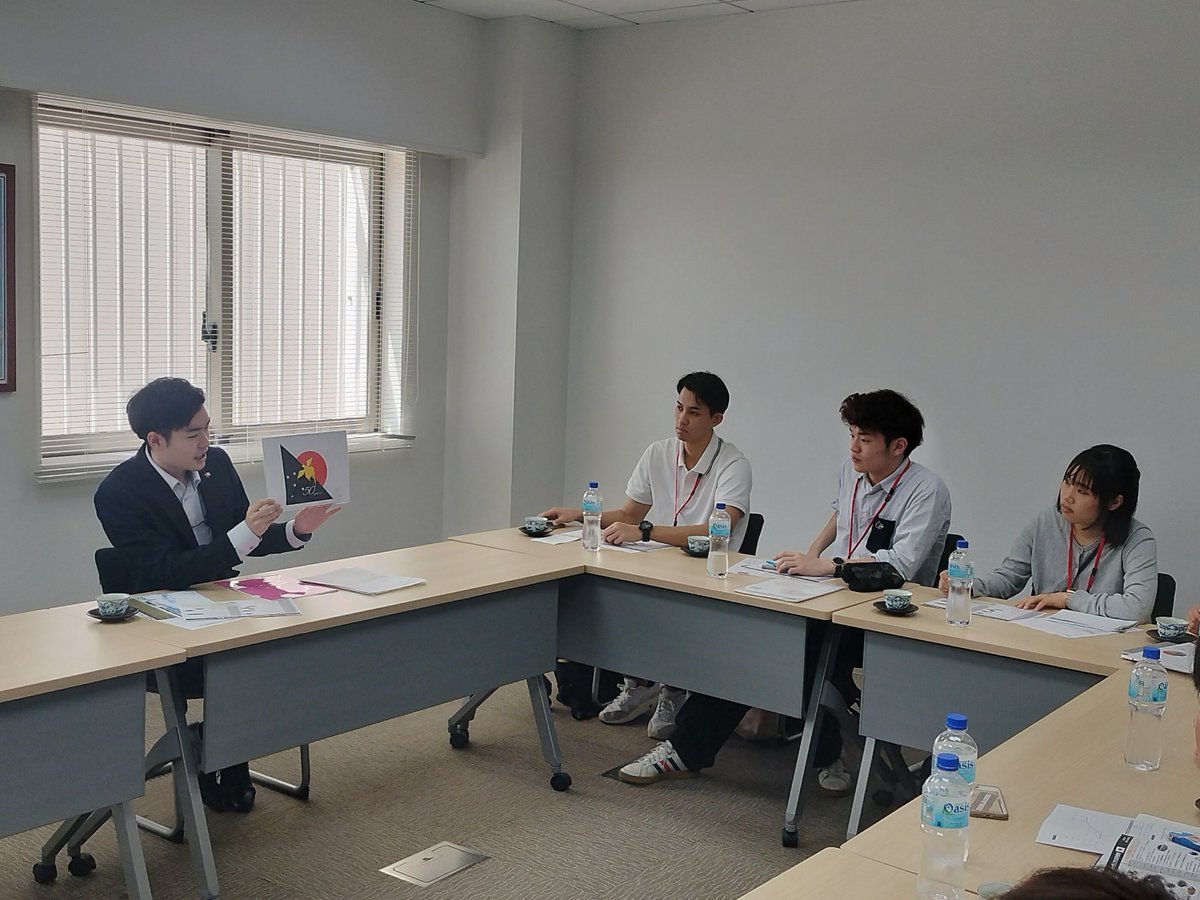 JapanEmbPNG's tweet image. 2月17日、#JENESYS（対日理解促進交流プログラム）で日本の大学生10名が大使館を訪問し、望月大使との懇談、大使館員との意見交換等を行いました。大学生は1週間のプログラムで、村落の訪問や、ODAサイトの視察等を通じてパプアニューギニアについて学ぶ予定です🇯🇵🇵🇬#日PNG外交関係樹立50周年