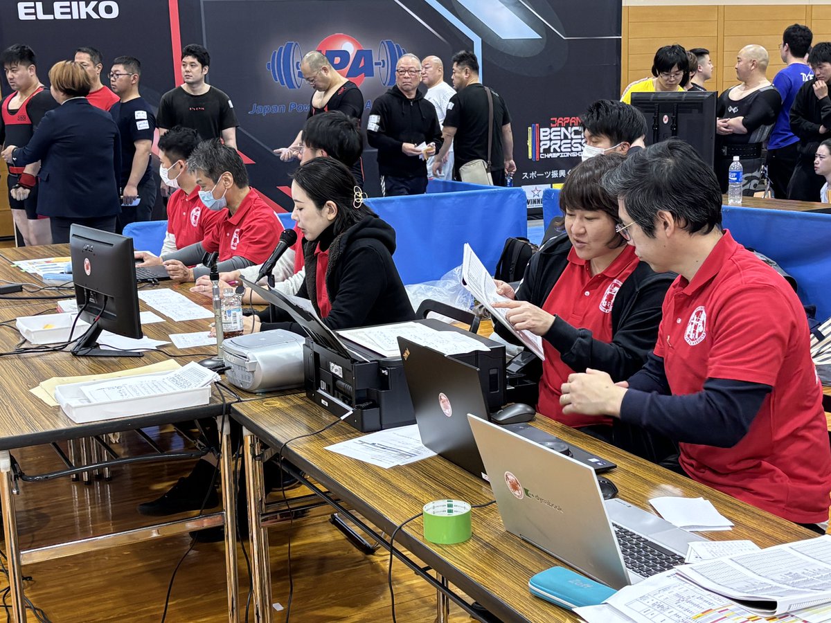 power_hiroshima's tweet photo. 大会運営チームの活躍！ 💪
広島全日本ベンチでは、広島県パワーリフティング協会の運営メンバーが一丸となって、スムーズな大会進行を支えました！🔥
📌 補助員チーム
スポッター・ローダーが迅速かつ正確に重量をセットし、選手の安全を守りました！💪
📌 運営本部
アナウンス、グッドリフト、記録係が息の合った連携で、ミスなく大会を進行！💻📊
初めての役割に挑戦したメンバーも多くいましたが、お互いに支え合いながら最高のパフォーマンスを発揮しました✨ 
この経験を活かし、次回大会はさらにレベルアップした運営を目指します！
大会を支えてくれた全てのスタッフに感謝👏 
そして、選手の皆さん、お疲れ様でした！🔥