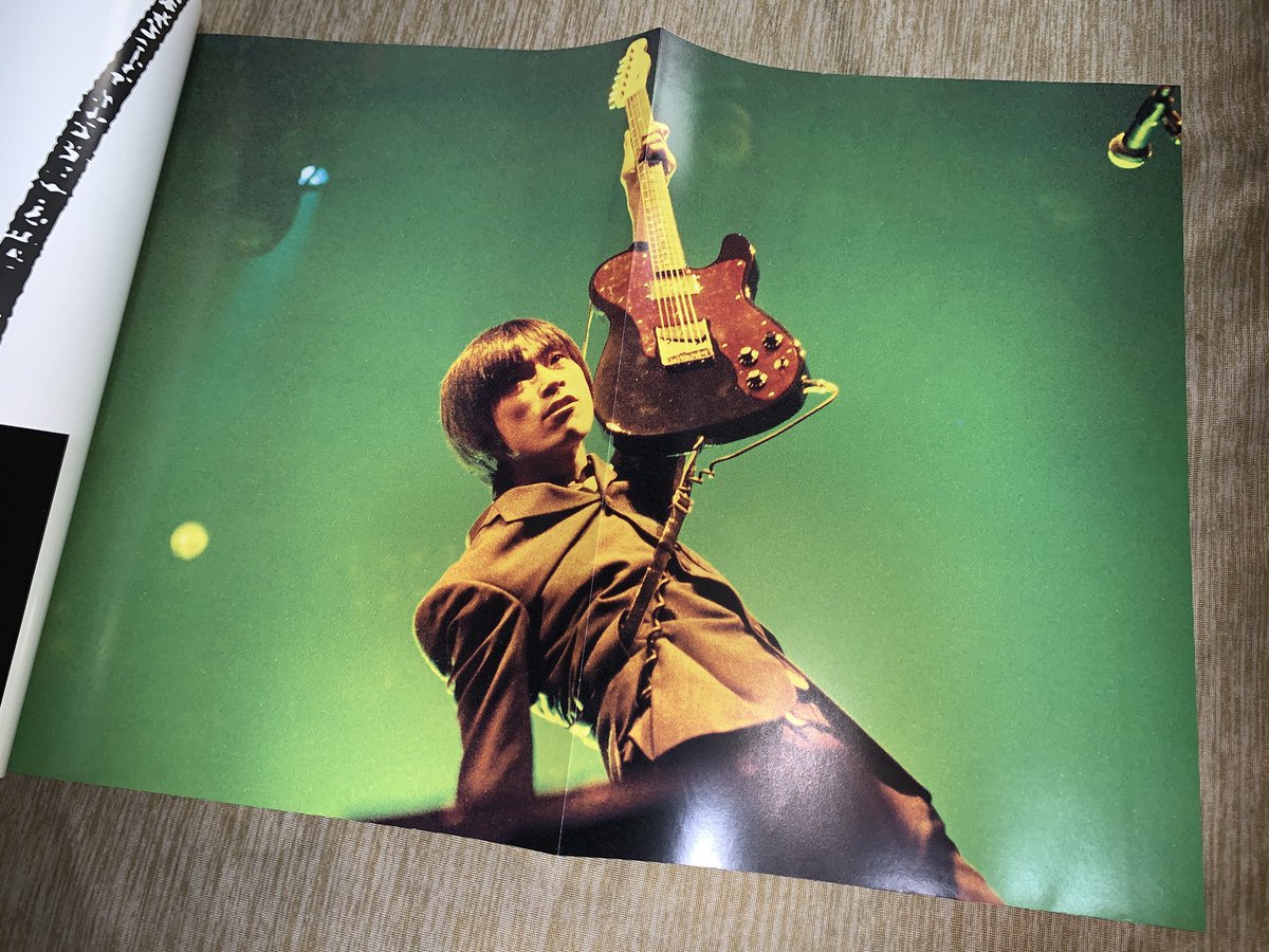 todaysongbook's tweet image. アベフトシ・メモリアルブック
初版と復刻版の違い

・初版表紙の凸凹の撤廃
・ポスターの有無
・-復刻版-表記
・本の厚さ（ページ数は同じ）
・値段のロープライス化

本の仕様は変わったものの、本の中身の内容は一緒
#ミッシェルガンエレファント #アベフトシ #チバユウスケ