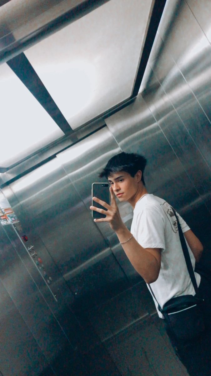 Elevator moments. Just me, my reflection, and a quick flex📸🚪
