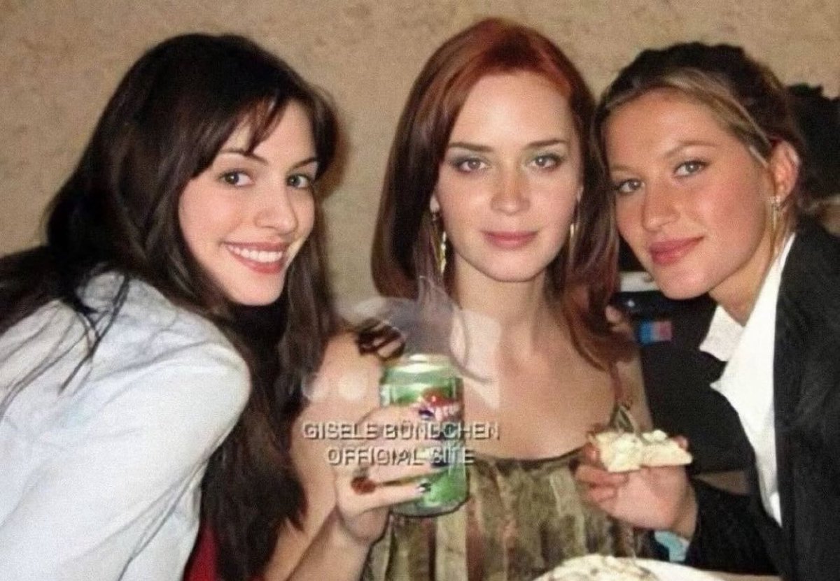Keymong368774's tweet image. Behind Cut 27.

극 중, 회사 고참들과 회식하고 있는 Anne Hathaway.
카메오로 나오는 지젤 번천 &amp;amp; 이때는 무명신인이었던
Anne의 직속 상관, 에밀리 블런트(Emily Blunt).

에밀리가 일에 치일 때마다 되새기던 말 “I love my job.”
최후에 악마를 웃게 만든 사람은?#DevilWearsPrada